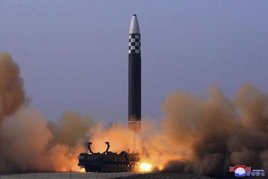 Phóng liên tiếp 3 tên lửa đạn đạo, Triều Tiên nhắm cùng lúc Mỹ - Nhật - Hàn? - Ảnh 1.