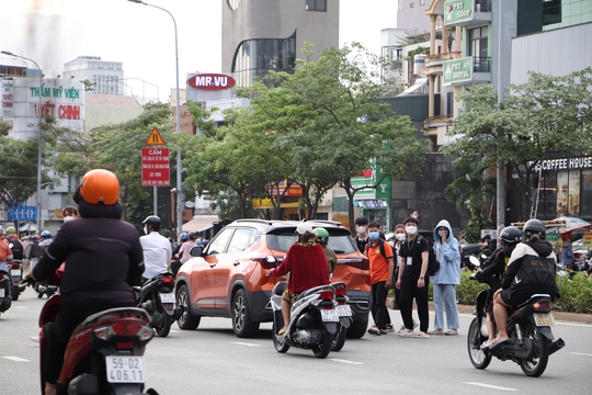 “Chê” cầu bộ hành xa, sinh viên liều mình băng qua dòng xe đông đúc - Ảnh 6.