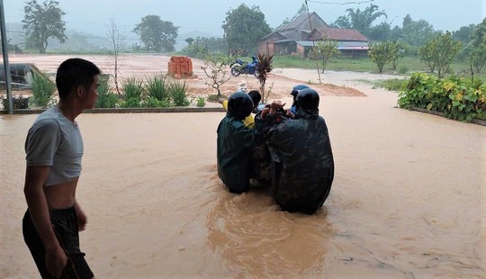 Mưa lớn kéo dài suốt đêm, nhiều nơi ở Lâm Đồng bị ngập sâu - Ảnh 5.