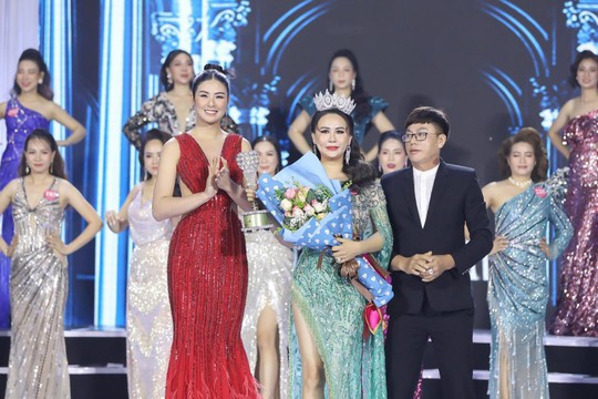 NTK Tommy Nguyễn trao giải Người đẹp dạ hội - Ảnh 1.