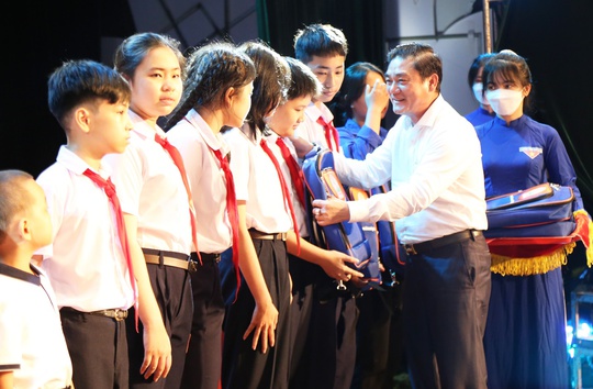 Quỹ Từ thiện Kim Oanh trao tặng 1000 suất học bổng tại 6 tỉnh miền Trung - Ảnh 1.
