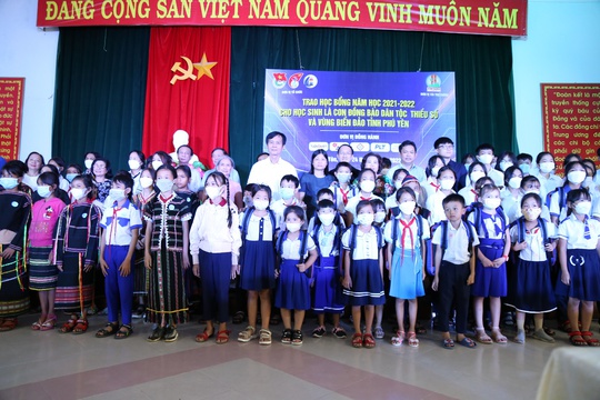 Quỹ Từ thiện Kim Oanh trao tặng 1000 suất học bổng tại 6 tỉnh miền Trung - Ảnh 3.