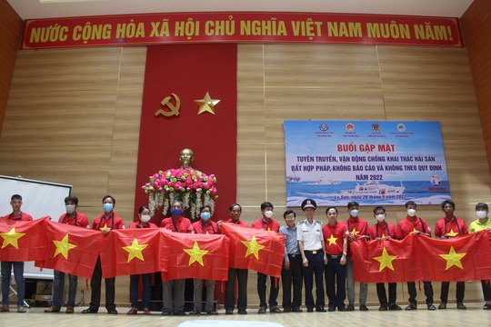 Ngư dân Lý Sơn xúc động đón nhận 5.000 lá cờ Tổ quốc - Ảnh 9.