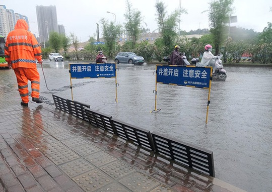 Trung Quốc kích hoạt ứng phó lũ lụt khẩn cấp - Ảnh 1.