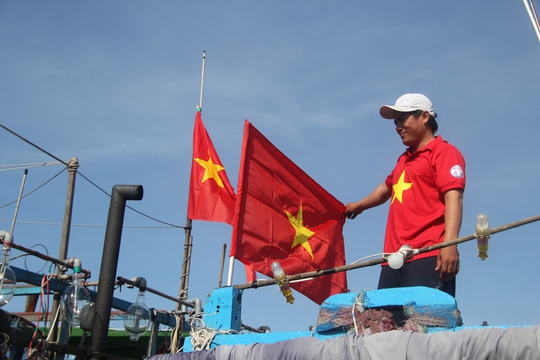 Ngư dân Lý Sơn xúc động đón nhận 5.000 lá cờ Tổ quốc - Ảnh 7.