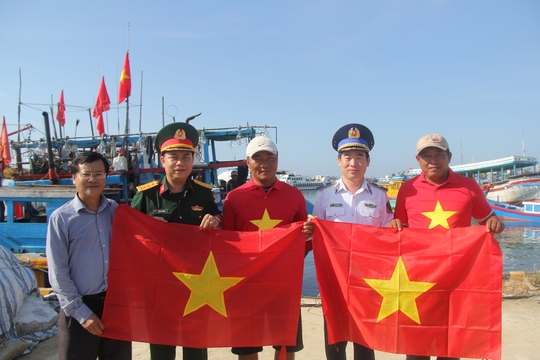 Ngư dân Lý Sơn xúc động đón nhận 5.000 lá cờ Tổ quốc - Ảnh 8.