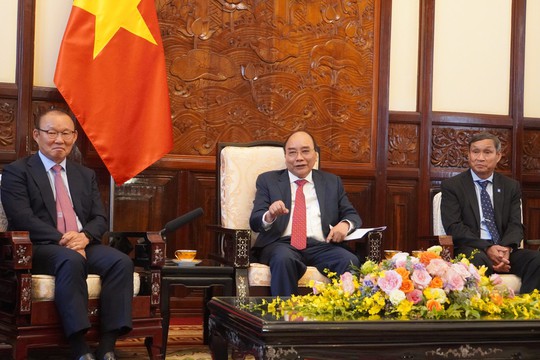 Chủ tịch nước Nguyễn Xuân Phúc gặp mặt, tặng quà ông Park Hang-seo và Mai Đức Chung - Ảnh 1.