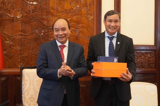 Chủ tịch nước Nguyễn Xuân Phúc gặp mặt, tặng quà ông Park Hang-seo và Mai Đức Chung - Ảnh 9.