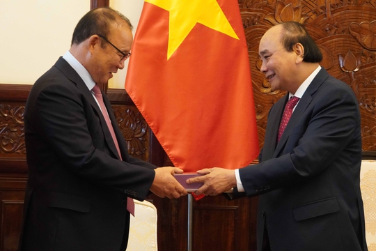 Chủ tịch nước Nguyễn Xuân Phúc gặp mặt, tặng quà ông Park Hang-seo và Mai Đức Chung - Ảnh 5.