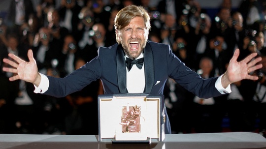 Vẻ đẹp quyến rũ trên thảm đỏ bế mạc Cannes 2022 - Ảnh 10.