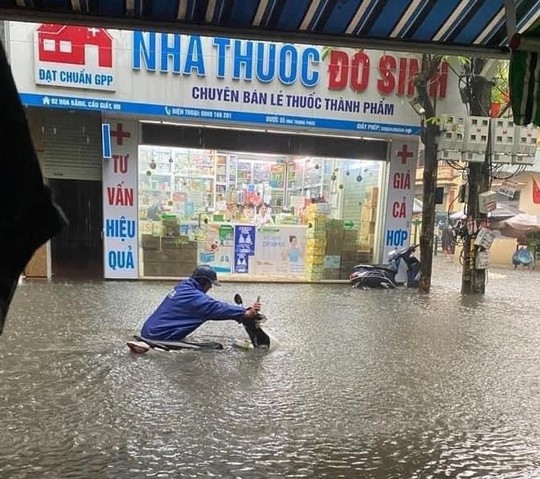 CLIP: Nhiều tuyến phố ở Hà Nội ngập sâu, xe cộ bì bõm sau trận mưa lớn - Ảnh 12.