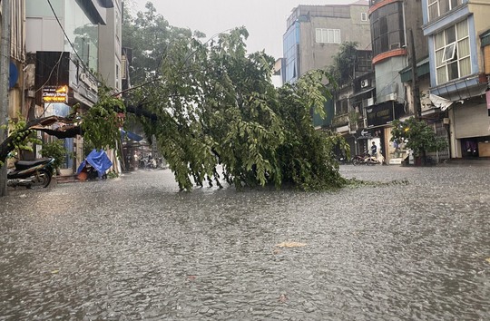 CLIP: Nhiều tuyến phố ở Hà Nội ngập sâu, xe cộ bì bõm sau trận mưa lớn - Ảnh 9.