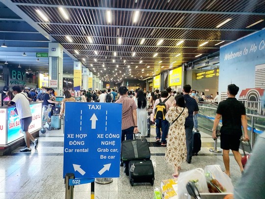 Sân bay Tân Sơn Nhất khuyến cáo hành khách chủ động đặt xe để tránh chờ lâu - Ảnh 3.