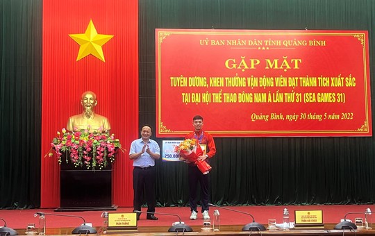 Kình ngư Nguyễn Huy Hoàng được thưởng lớn ở quê nhà Quảng Bình - Ảnh 1.