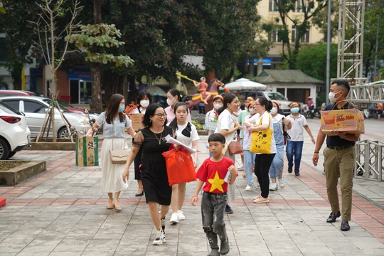 Rộn ràng Ngày hội Cha-Ching trang bị kỹ năng quản lý tiền cho trẻ em Việt Nam - Ảnh 1.
