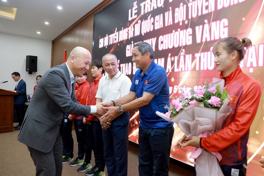 FE CREDIT trực tiếp trao 3 tỉ đồng cho Đội tuyển bóng đá nữ Quốc gia Việt Nam - Ảnh 2.
