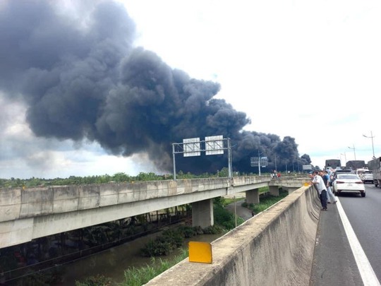 CLIP: Xe chở nhớt cháy rụi trên cao tốc Trung Lương – TP HCM, kẹt xe kéo dài - Ảnh 8.