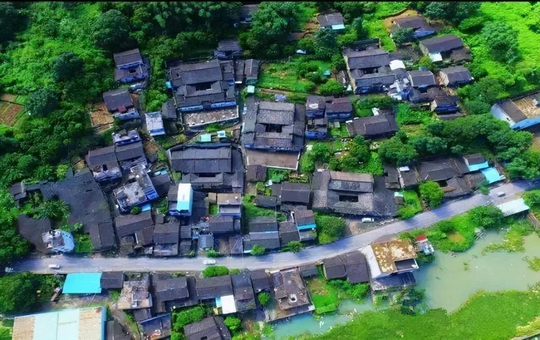 Ngôi làng có những căn nhà kỳ lạ được xây bằng bát - Ảnh 6.