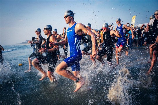 Hơn 2.500 vận động viên tham gia VNG Ironman 70.3 Việt Nam - Ảnh 1.