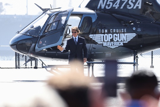 Tom Cruise 59 tuổi, phong độ tự lái trực thăng đến thảm đỏ - Ảnh 3.