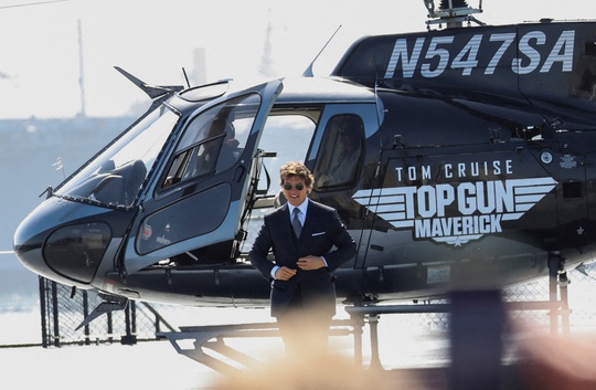 Tom Cruise 59 tuổi, phong độ tự lái trực thăng đến thảm đỏ - Ảnh 2.