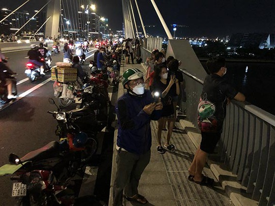 Bát nháo dừng xe, chụp hình trên cầu Thủ Thiêm 2 - Ảnh 1.