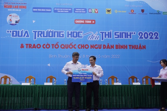 10.000 lá cờ Tổ quốc đến với ngư dân tỉnh Bình Thuận - Ảnh 1.