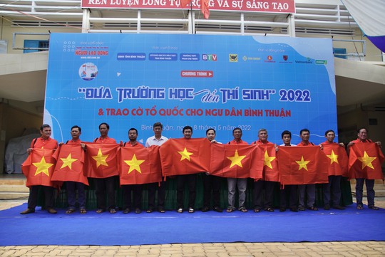 10.000 lá cờ Tổ quốc đến với ngư dân tỉnh Bình Thuận - Ảnh 2.