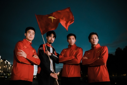 Đen Vâu cùng nhạc sĩ Trần Tiến tái hiện những lần đi bão mừng bóng đá Việt Nam - Ảnh 13.