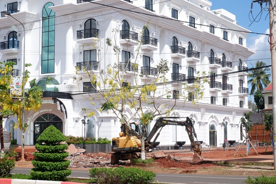 Cận cảnh tòa nhà trắng ở Đắk Nông vi phạm xây dựng nhiều năm chưa được xử lý - Ảnh 4.
