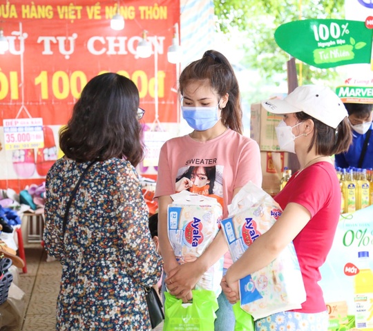 Nutifood phối hợp Quỹ Phát triển Tài năng Việt trao hàng ngàn quà tặng trị giá 2,2 tỉ đồng cho công nhân Bình Dương - Ảnh 3.