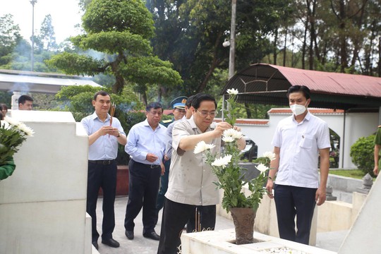 Thủ tướng Phạm Minh Chính dâng hương tại Ngã ba Đồng Lộc, khảo sát mỏ sắt Thạch khê - Ảnh 2.