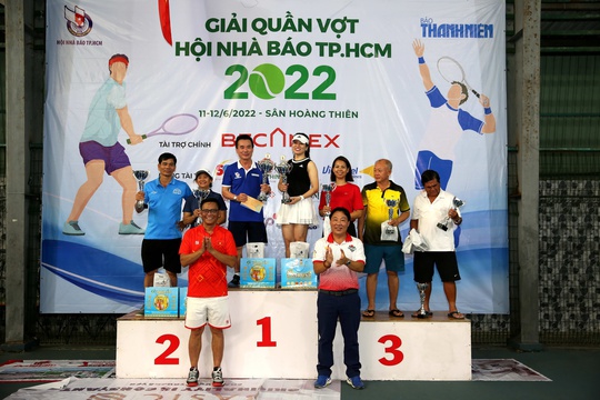 Báo Người Lao Động đồng hạng ba nội dung đôi nam nữ Giải Quần vợt Hội Nhà báo - Ảnh 2.