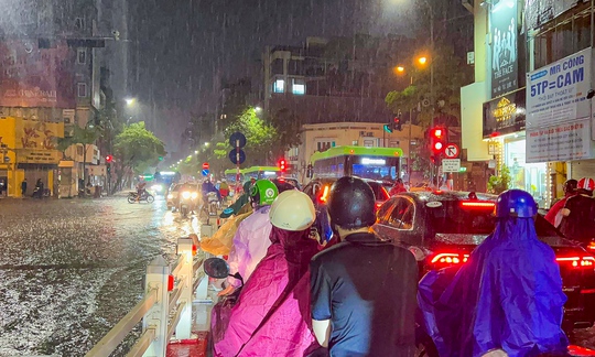 CLIP: Mưa lớn khiến nhiều tuyến phố Hà Nội thành sông - Ảnh 9.