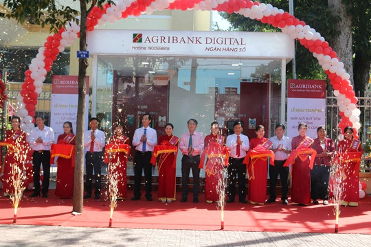 Agribank Trà Vinh đưa vào hoạt động máy gửi, rút tiền tự động Autobank CDM - Ảnh 3.