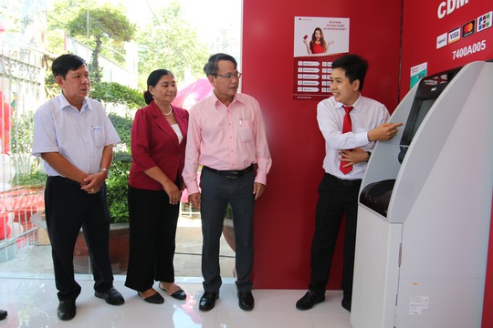 Agribank Trà Vinh đưa vào hoạt động máy gửi, rút tiền tự động Autobank CDM - Ảnh 4.