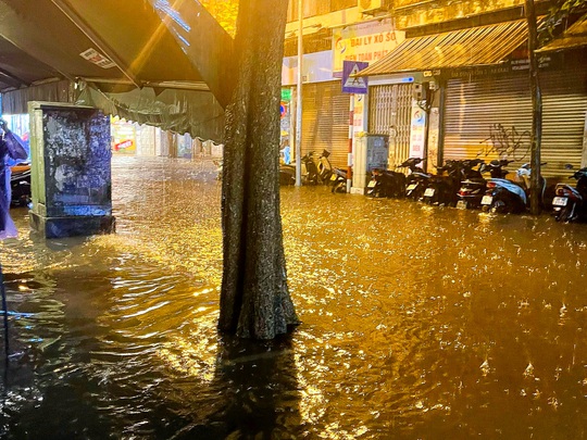 CLIP: Mưa lớn khiến nhiều tuyến phố Hà Nội thành sông - Ảnh 5.