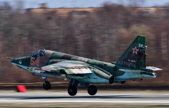 Nga: Máy bay quân sự vướng dây điện, phi công thoát hiểm trong đường tơ kẽ tóc - Ảnh 1.