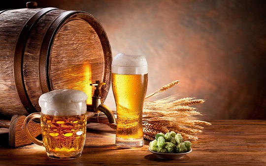 Quý ông khỏe hơn bất ngờ nếu uống bia theo cách này - Ảnh 1.