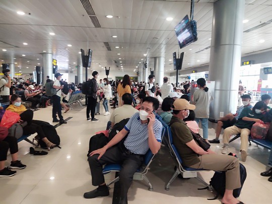 Hành khách qua sân bay Tân Sơn Nhất tăng mạnh, vượt cả dịp Tết - Ảnh 1.