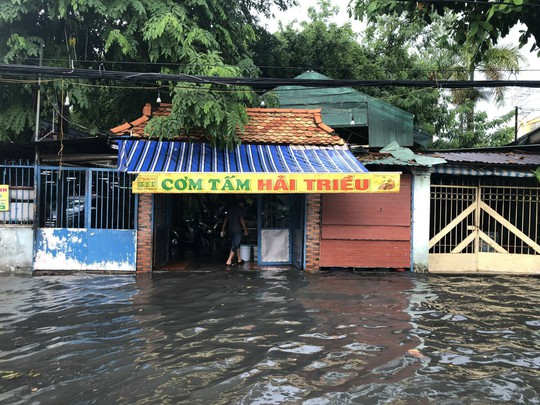 CLIP: Đường ngập, người dân bì bõm sau cơn mưa lớn ở TP HCM - Ảnh 4.
