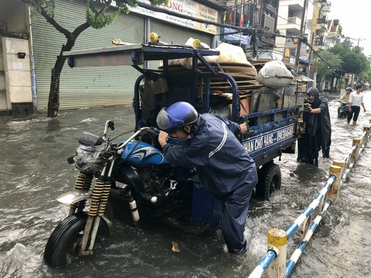CLIP: Đường ngập, người dân bì bõm sau cơn mưa lớn ở TP HCM - Ảnh 3.