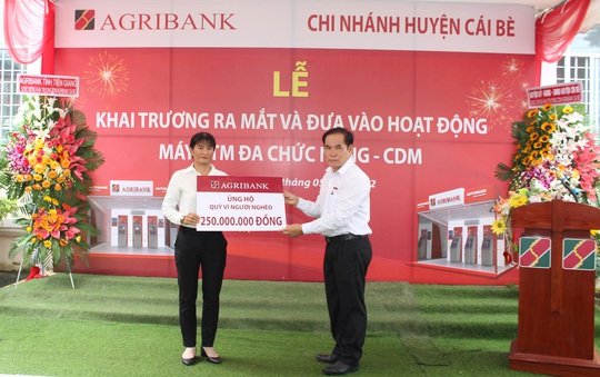 Lần đầu đưa ATM đa chức năng phục vụ người dân 2 huyện ở Tiền Giang - Ảnh 5.