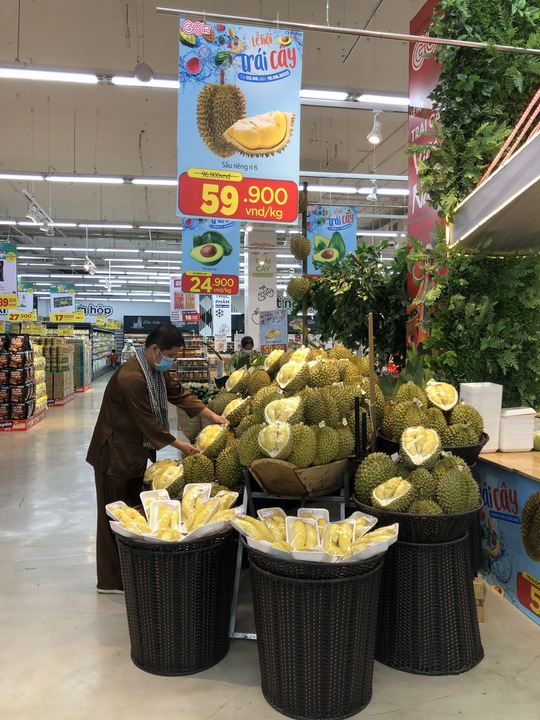 Trái cây rộ mùa, nhiều siêu thị tổ chức sale khủng - Ảnh 2.