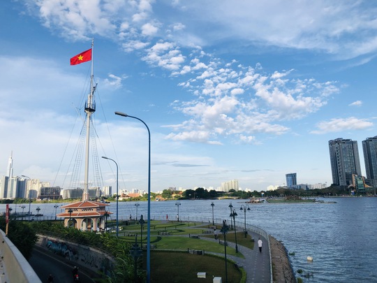 Saigon Waterbus phản hồi về yêu cầu giữ xe máy cho khách tham quan bến Bạch Đằng - Ảnh 2.