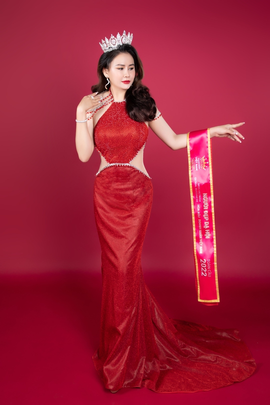 Hoa hậu Lý Kim Ngân khoe vẻ đẹp trong Bộ sưu tập Nữ quyền - Ảnh 2.