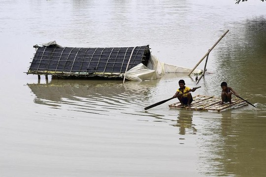 Mưa lũ khủng khiếp ở Ấn Độ, Bangladesh, nhấn chìm cả sân bay - Ảnh 1.