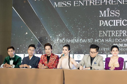 Diễn viên Đoàn Minh Tài diện veston lịch lãm khi ngồi giám khảo chấm thi hoa hậu - Ảnh 2.