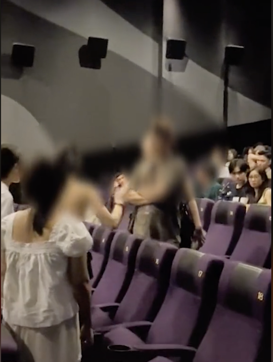 Clip 2 cô gái choảng nhau trong rạp chiếu phim bị nghi PR cho Em và Trịnh - Ảnh 1.