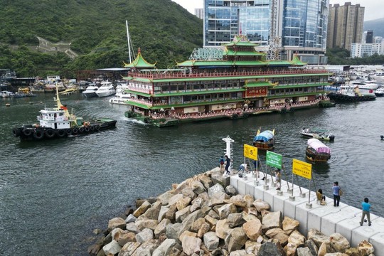 Hồng Kông điều tra vụ lật nhà hàng nổi Jumbo trên biển Đông - Ảnh 1.